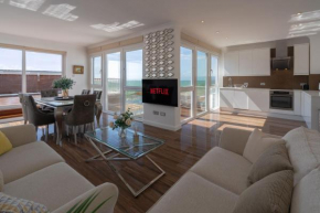 On The Beach Penthouse with Sea View - 3 bedrooms - Roof Balcony - Spa, Sauna, Gym and Pool - Sleeps 6